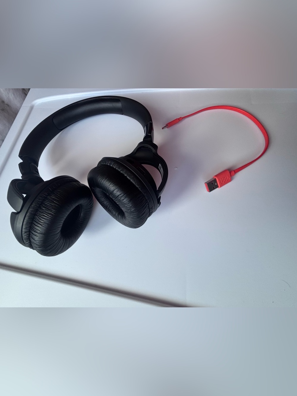 Wireless JBL 520 BT Over-Ear bluetooth Headphones with charging Cable. like new